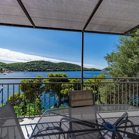 By The Sea Ubli, Lastovo - 8344 Apartment Uble